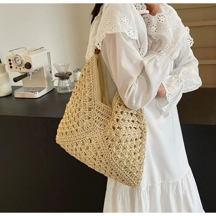 Chic and Spacious: Large Capacity Straw Crossbody Bag – Ideal for Sunny Days